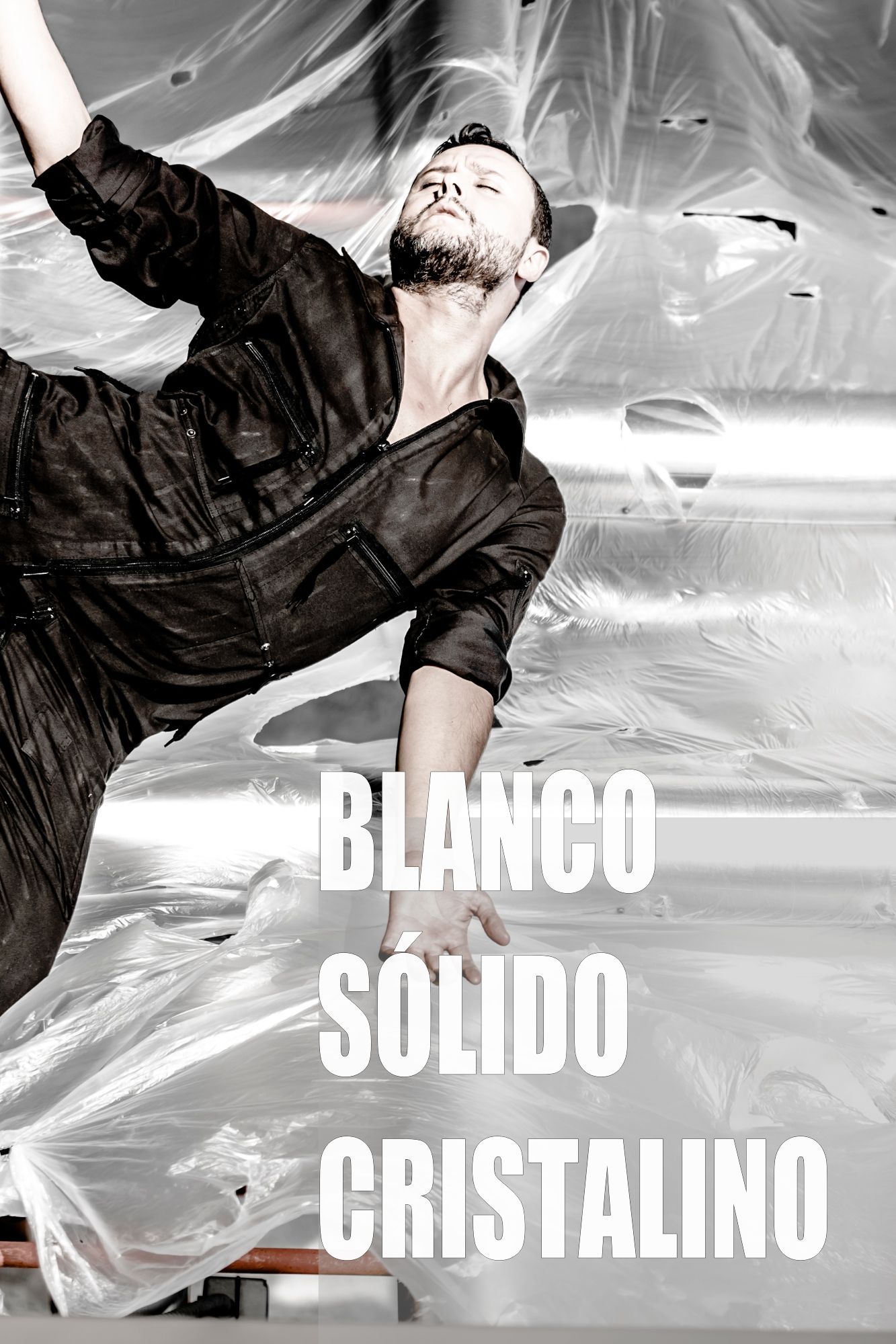 Un grupo de personas están bailando juntas en un escenario.