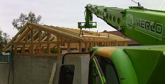 Installation de la charpente avec une grue