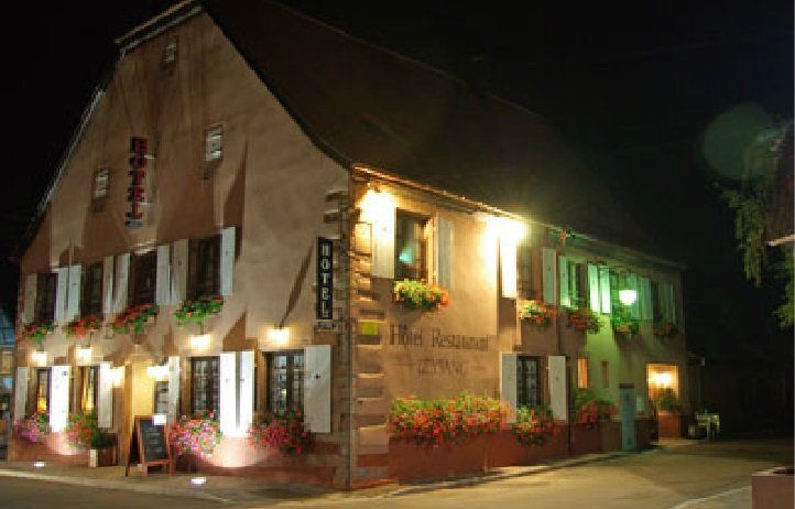 Vue de la façade de nuit de l'hôtel-restaurant Beysang à Châtenois
