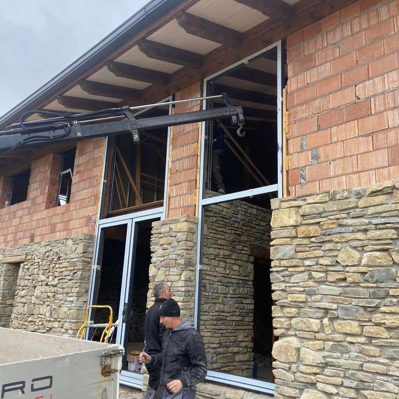 Dos hombres están parados frente a un edificio que está en construcción.