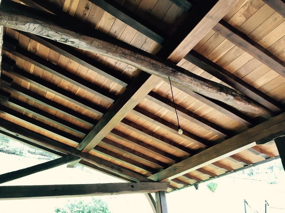 Un techo de madera con una luz colgando de él.