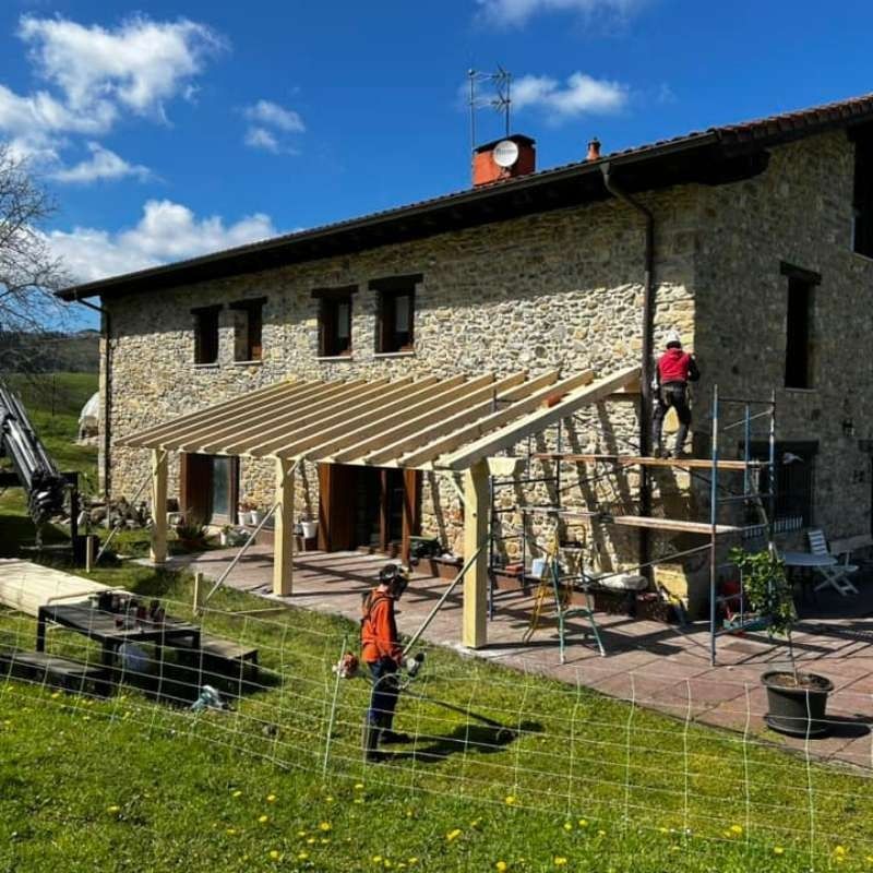 Un hombre está parado frente a un gran edificio de piedra.