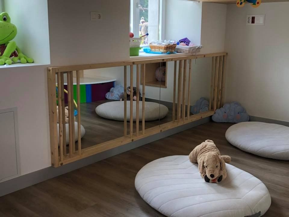 Un osito de peluche está acostado sobre una almohada blanca en una habitación con un espejo.