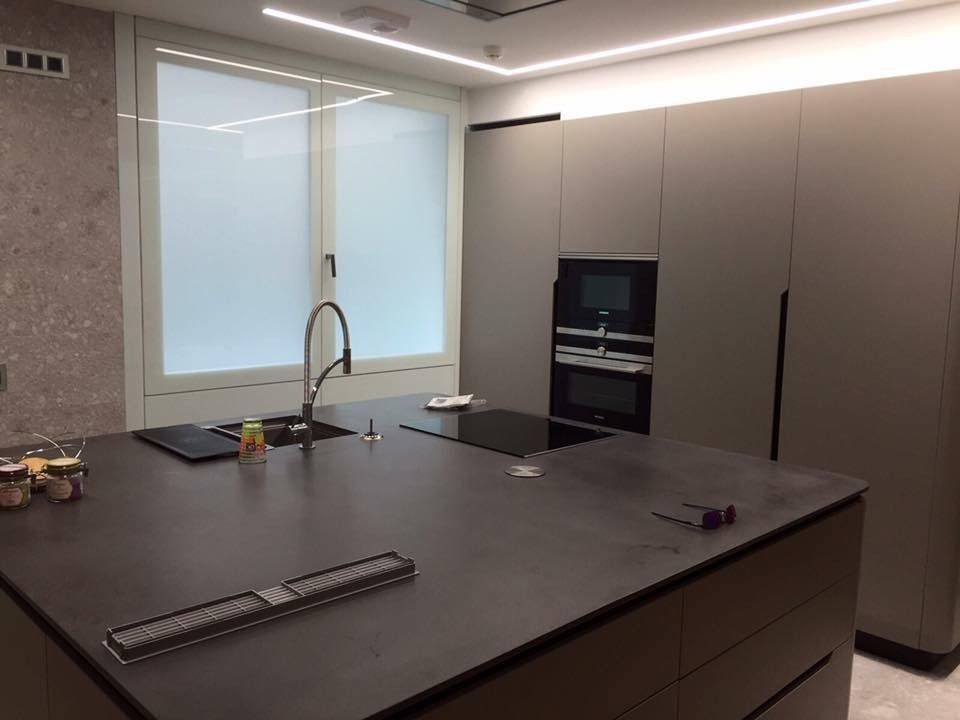 Una cocina con una gran isla y un fregadero.