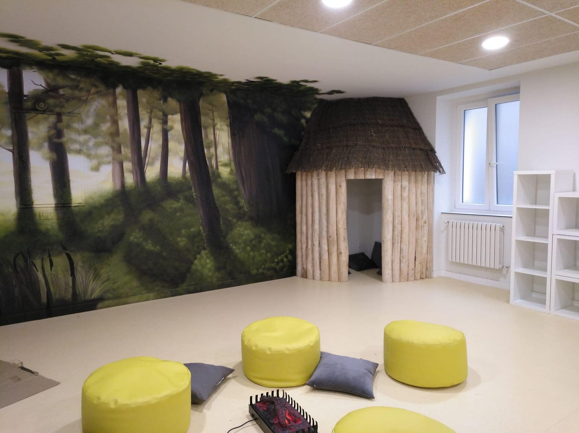 Una habitación con una casa de madera en el medio.