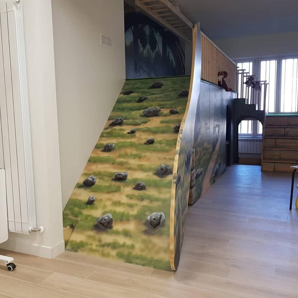 Una habitación con un tobogán y escaleras.