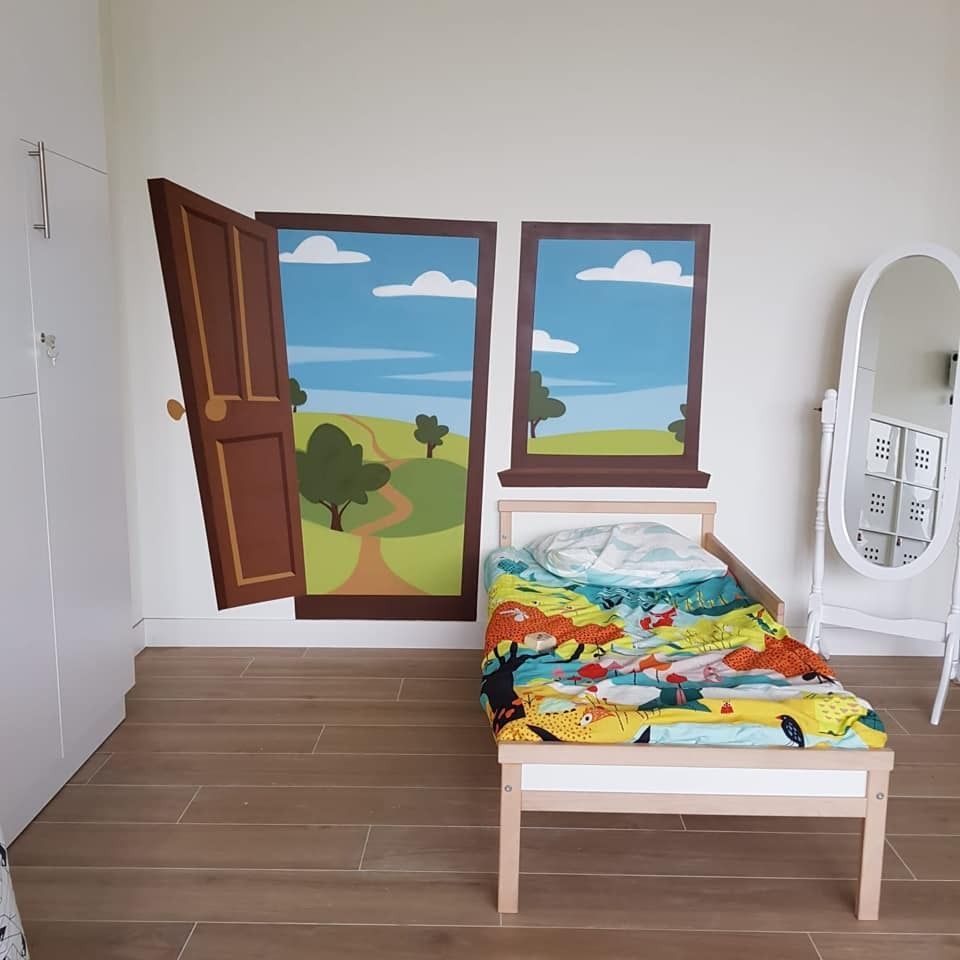 Un dormitorio con una cama, un espejo y un cuadro en la pared.