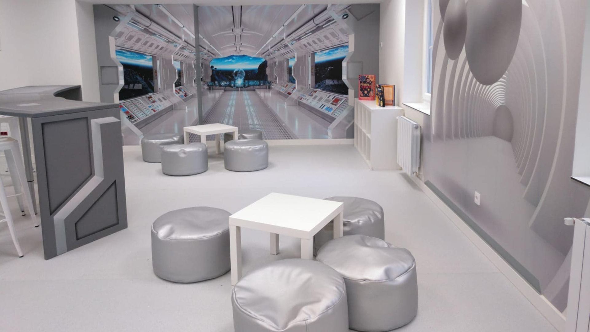 Una habitación con una imagen de una nave espacial en la pared.