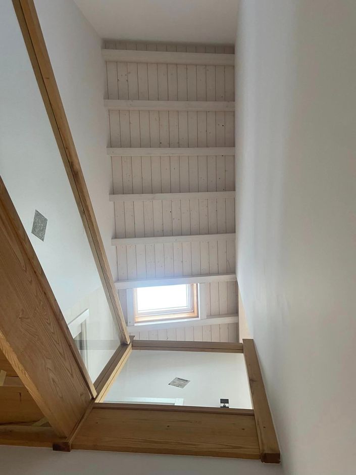 Hay una ventana en el techo de la habitación.