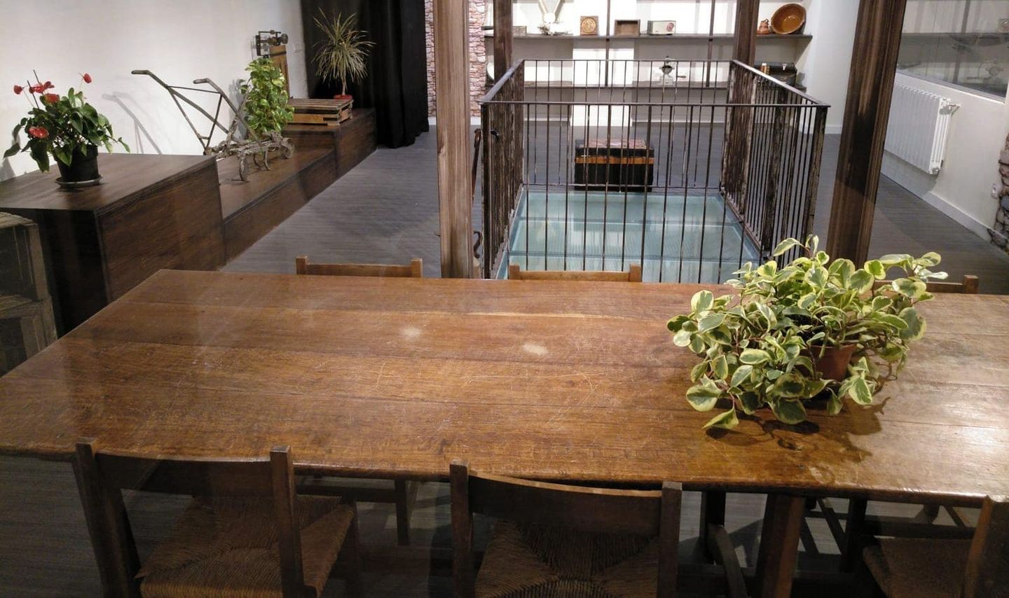 Una mesa de madera con una planta encima en una habitación.