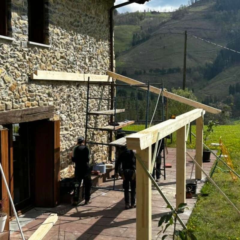 Un grupo de personas está trabajando en un edificio de piedra.