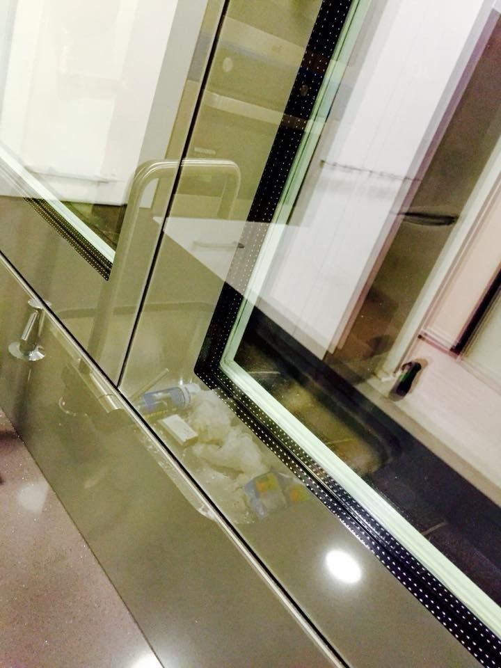 Un gabinete de acero inoxidable con puerta de vidrio.