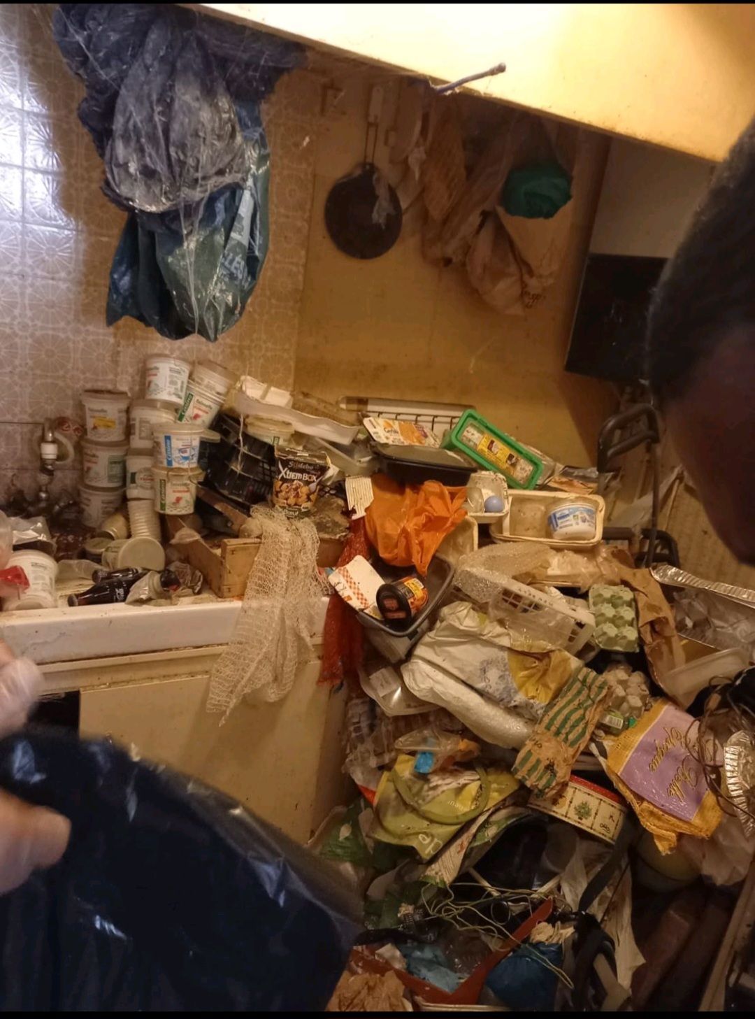 Une cuisine encombrée de déchets et de reste de nourriture