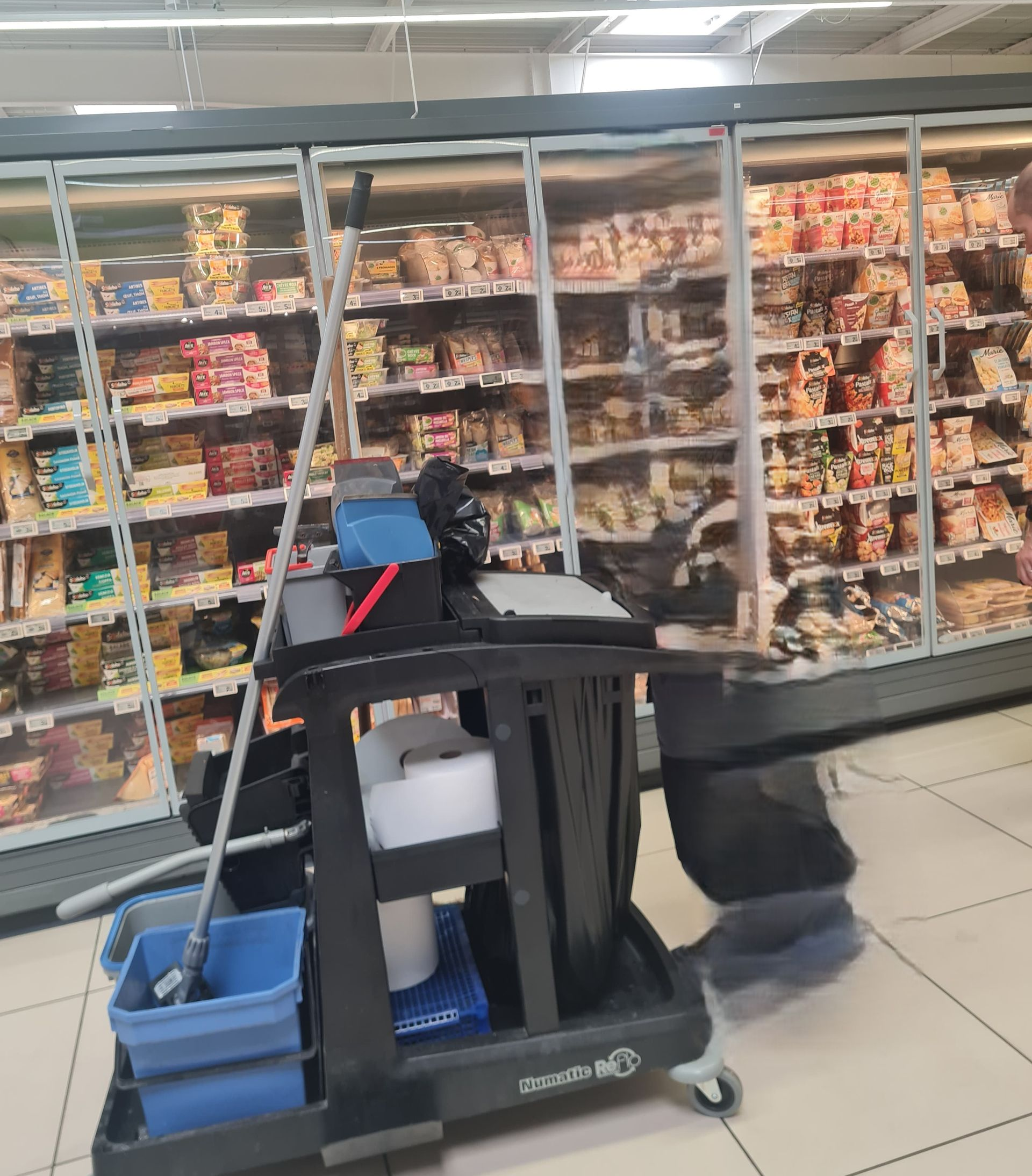 Un chariot de nettoyage sur un sol brillant dans un rayon de grande surface