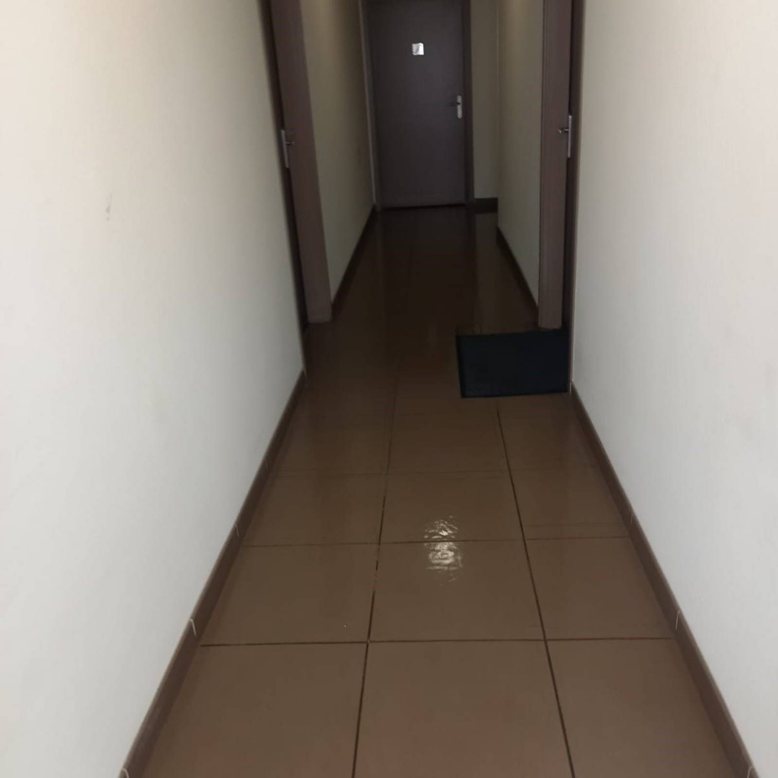 Sol nettoyé du couloir d'une résidence d'habitation.