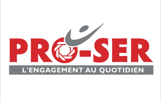 Passer la serpillière sur un sol brillant, à l'intérieur, avec un seau jaune à proximité.