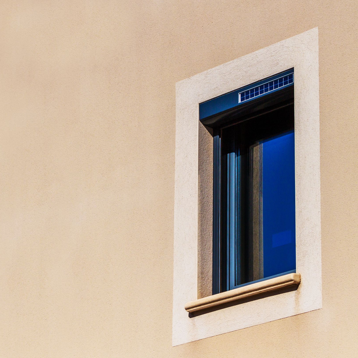 Une petite fenêtre.