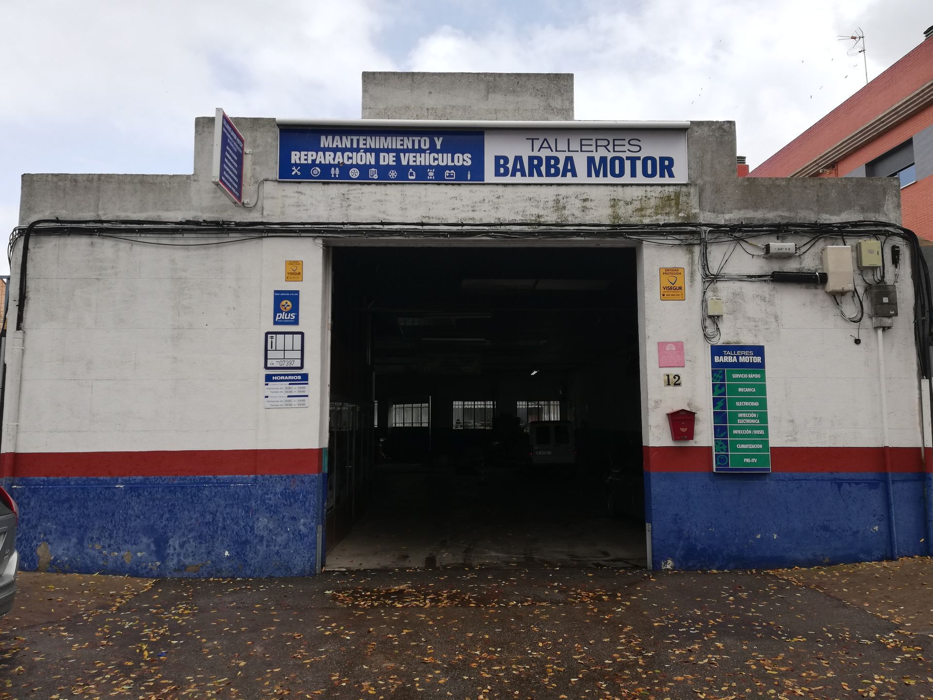 Un garaje con un cartel que dice barba motor