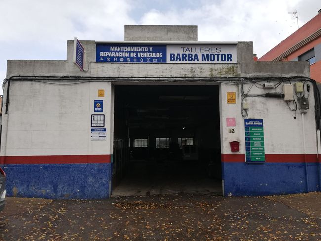 Un garaje con un cartel que dice barba motor