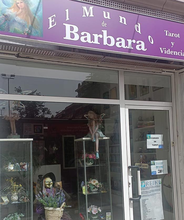 Un escaparate con un cartel morado que dice El Mundo Bárbara.