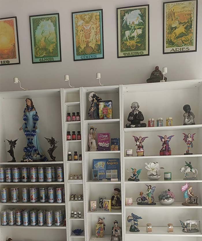 Una exhibición de cartas del tarot, incluida la carta del tarot Aries.