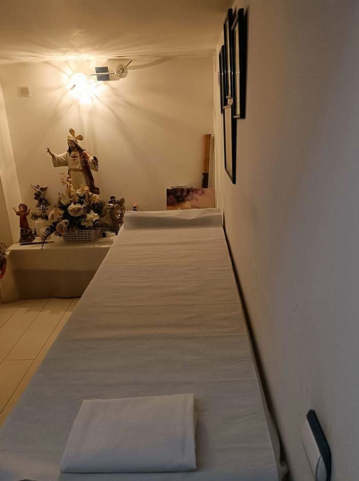 Hay una estatua de Jesús en el fondo de la habitación.