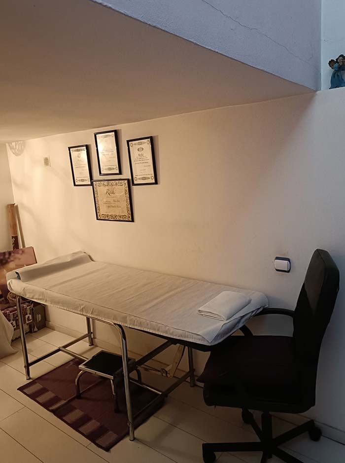 Una habitación con una mesa y una silla dentro.