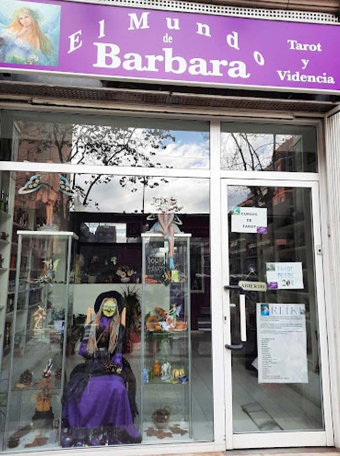Un escaparate con un cartel que dice el mundo de barbara