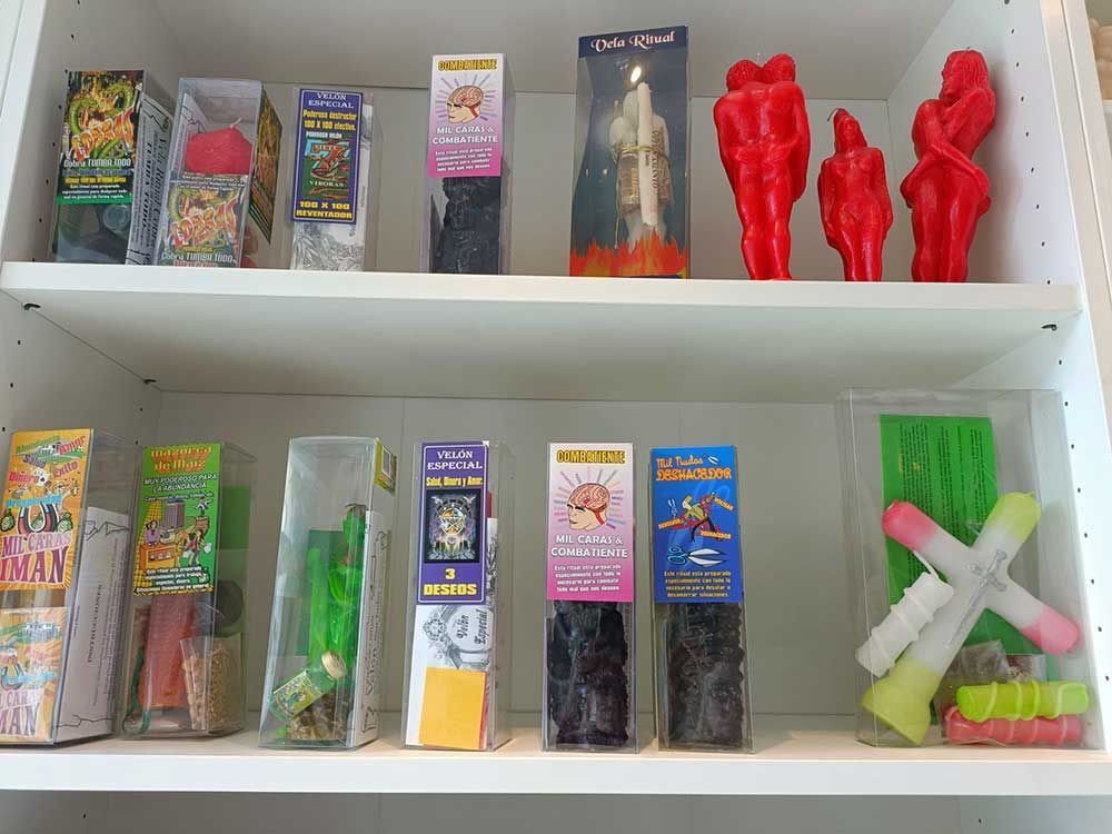 Un estante con un montón de juguetes encima.