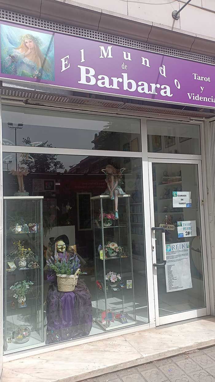 Un escaparate con un cartel que dice Barbara.