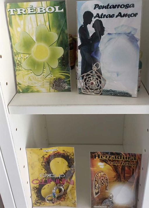 Tres libros en un estante, uno de los cuales se titula Trebol.