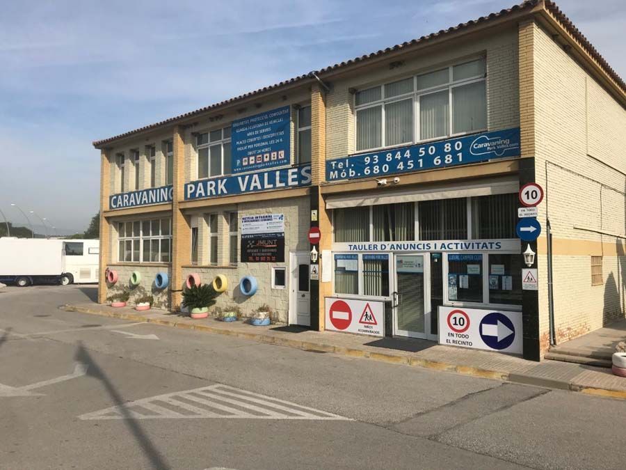 Exterior de una escuela de manejo, 