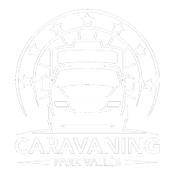 Contorno blanco de una caravana en un marco circular con estrellas, la inscripción "CARAVANING PARK VALLÈS" debajo.