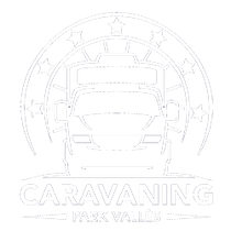 Contorno blanco de una caravana en un marco circular con estrellas, la inscripción "CARAVANING PARK VALLÈS" debajo.