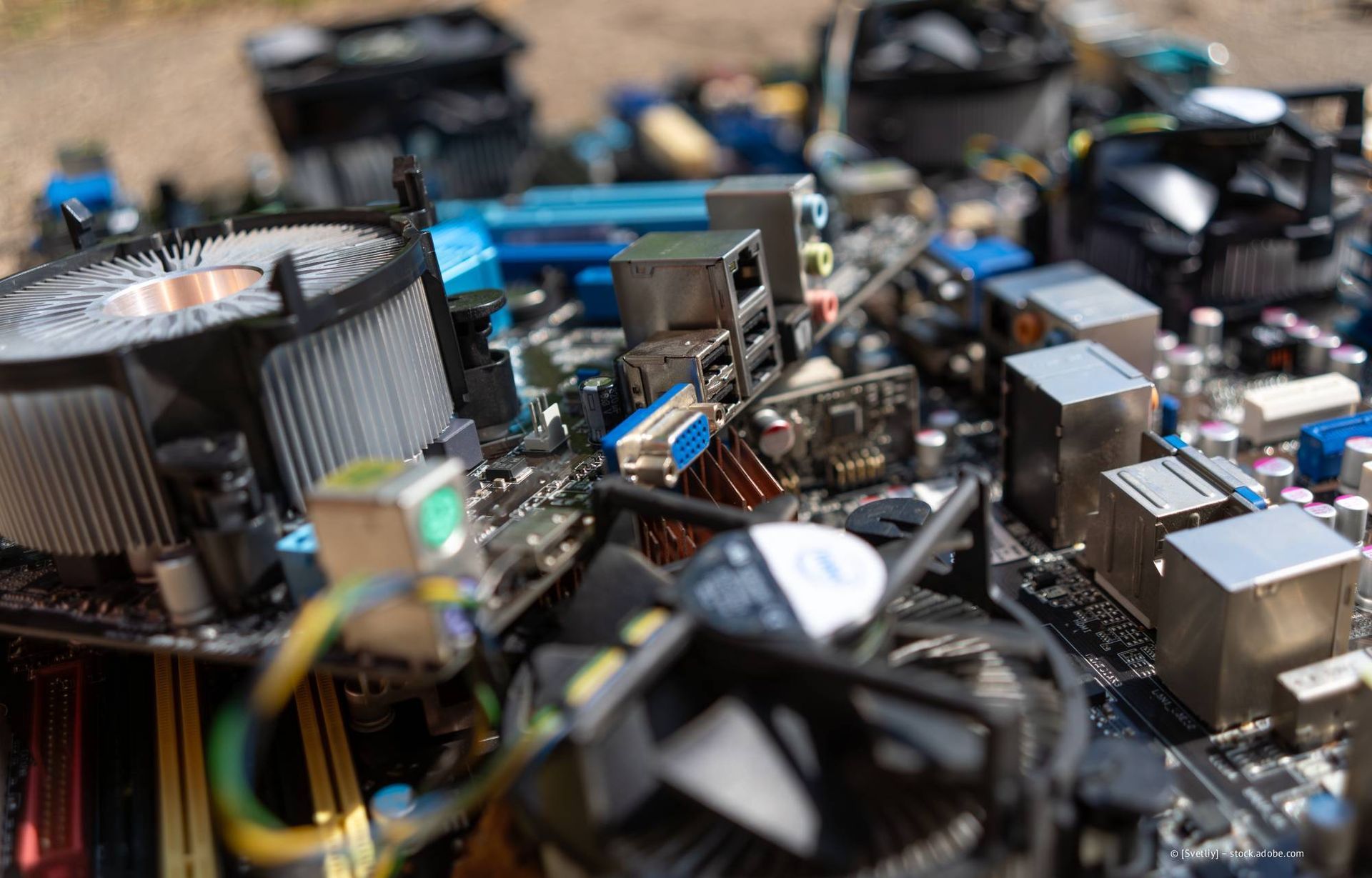 Ein Haufen ausrangierter Computerplatinen mit Kühlkörpern, Lüftern und verschiedenen elektronischen Bauteilen.