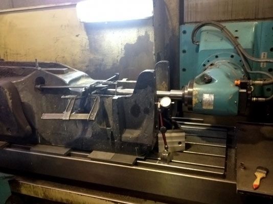 Una máquina industrial de gran tamaño con un comparador, probablemente utilizada para el mecanizado de precisión de piezas metálicas en un taller.