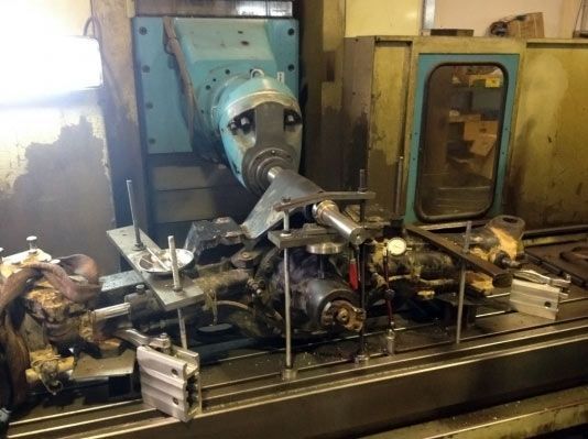 Gran máquina industrial con un componente en proceso de elaboración, probablemente en un entorno de fábrica.