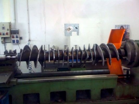 Fabricación de un sinfín para metal en un torno verde en un taller.