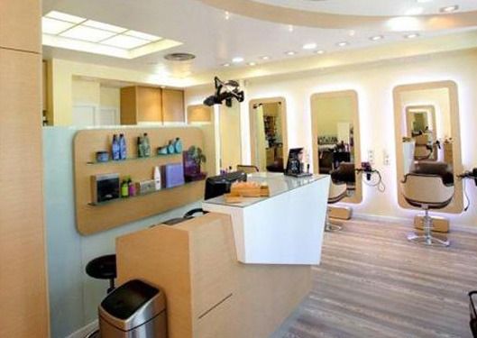 Hay un bote de basura en el medio de la habitación en una peluquería.