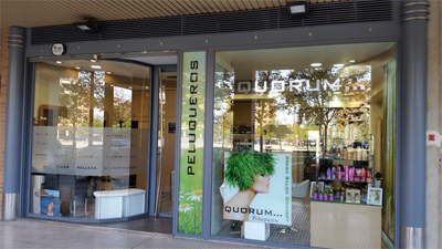 Un escaparate con un cartel que dice peluqueros