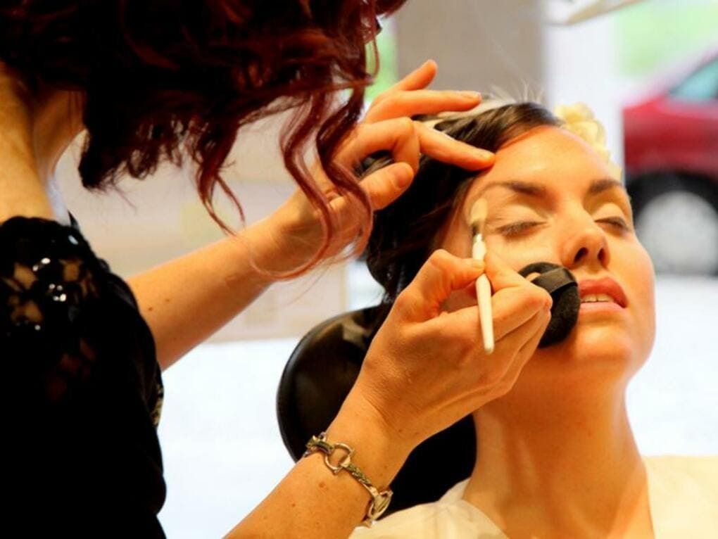 Una mujer se está haciendo un maquillaje para las cejas.