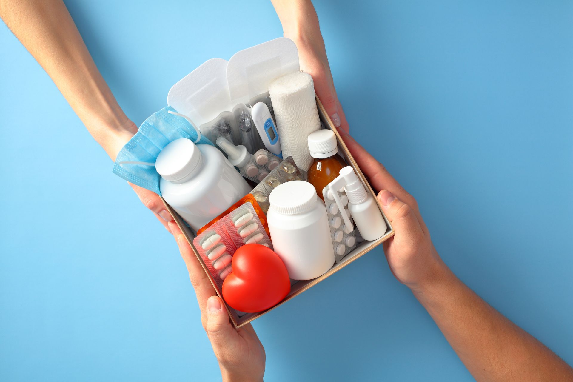 Una persona sta dando una scatola di pillole a un'altra persona.