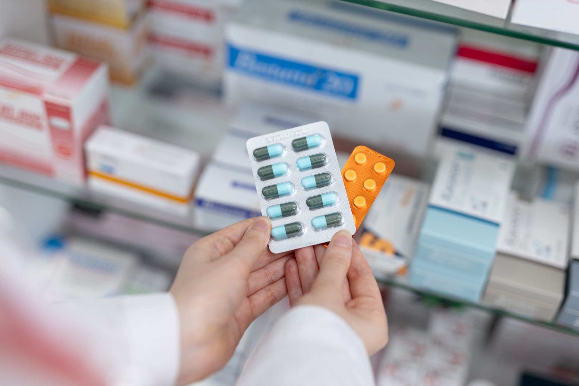 Una farmacista tiene in mano un blister di pillole.