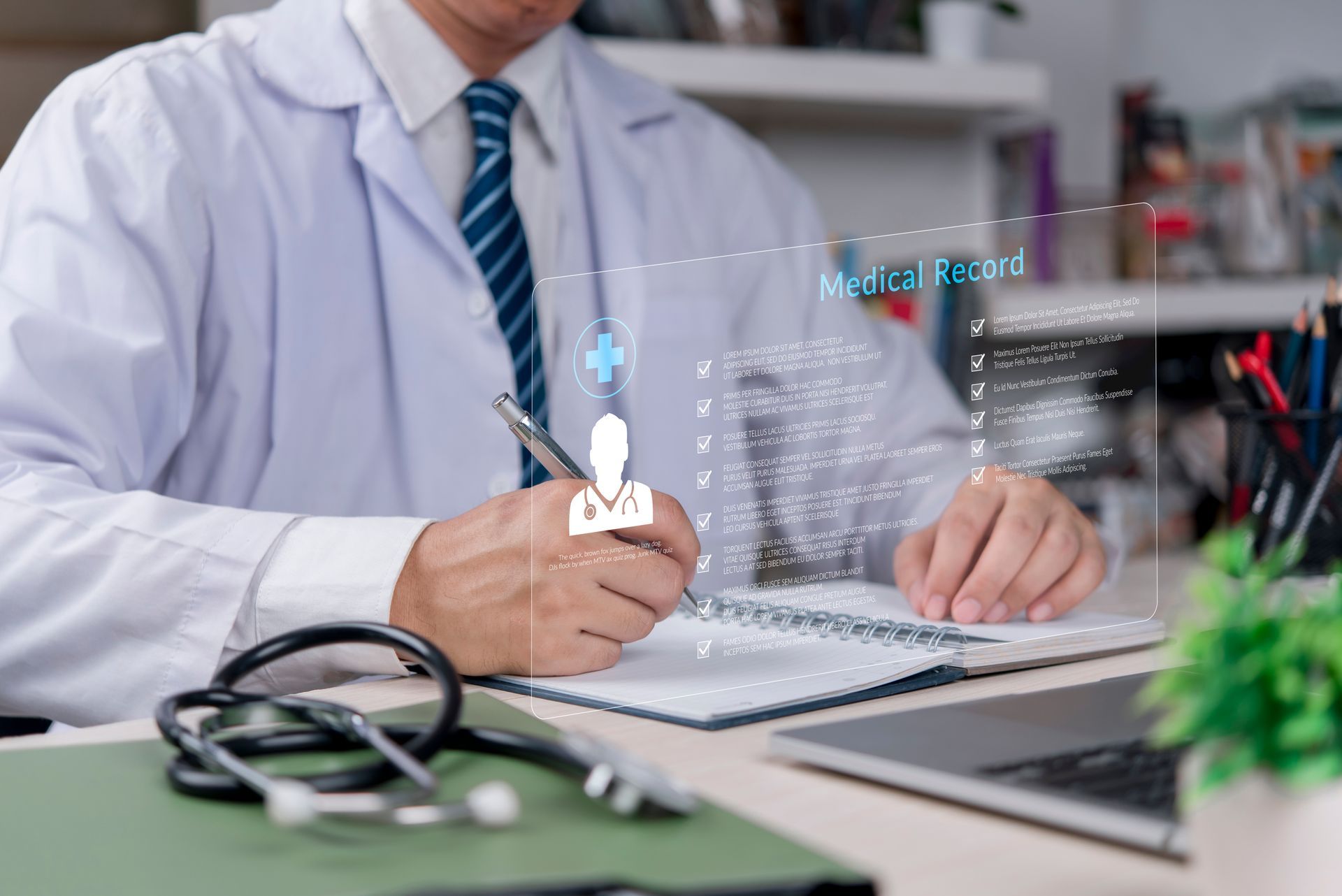 Un medico è seduto alla scrivania e scrive su un quaderno.