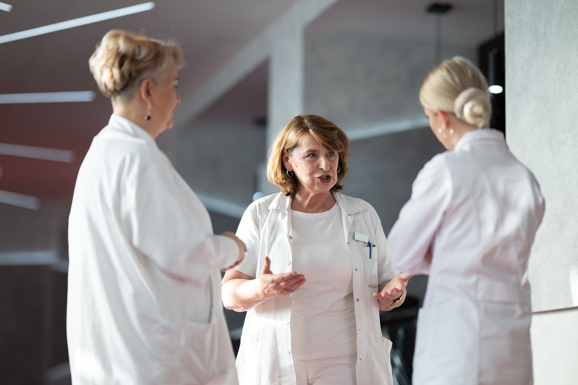 Un gruppo di medici e infermieri sta guardando un computer portatile.