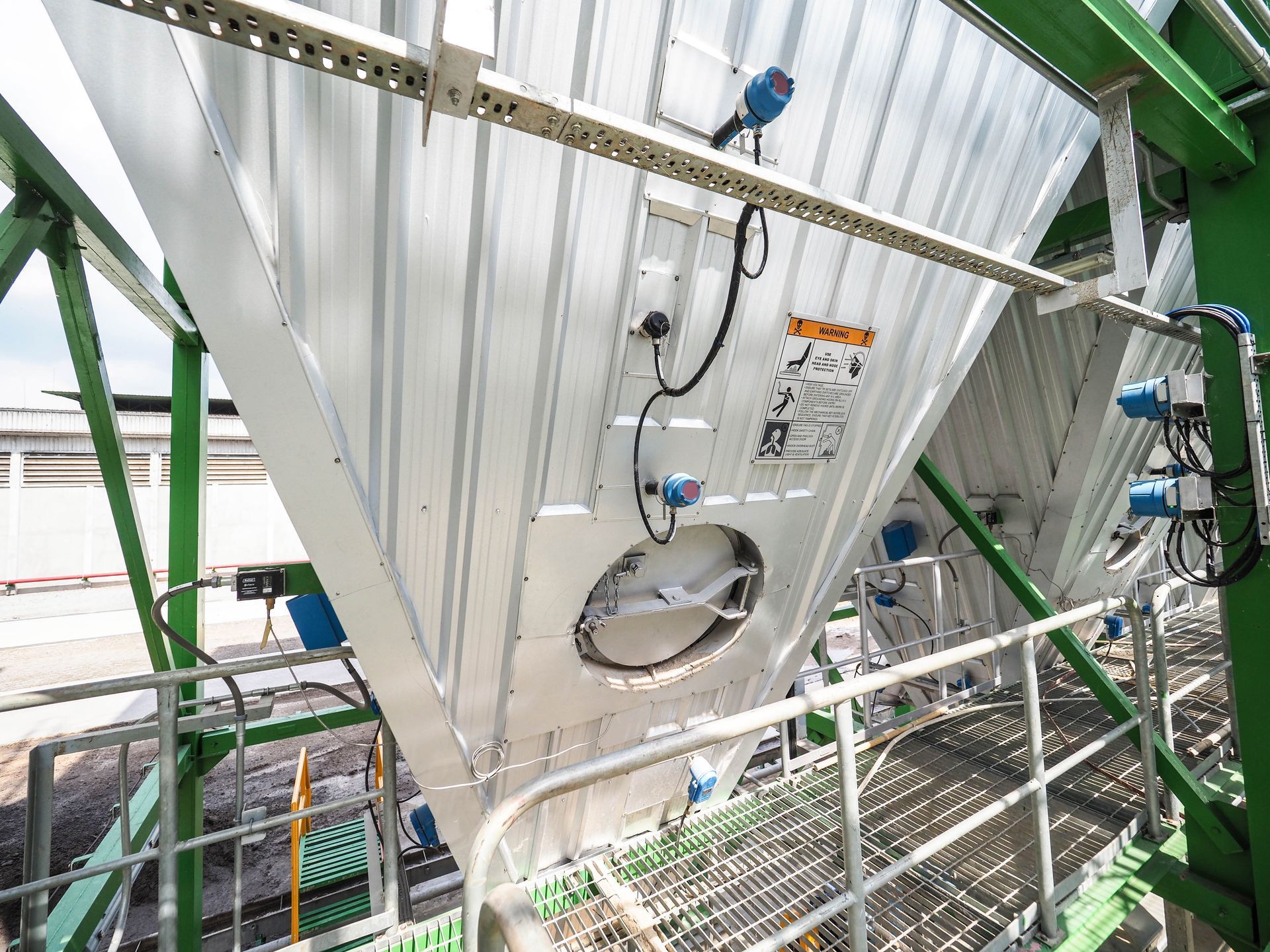 Un edificio verde e bianco con una scalinata che vi conduce.