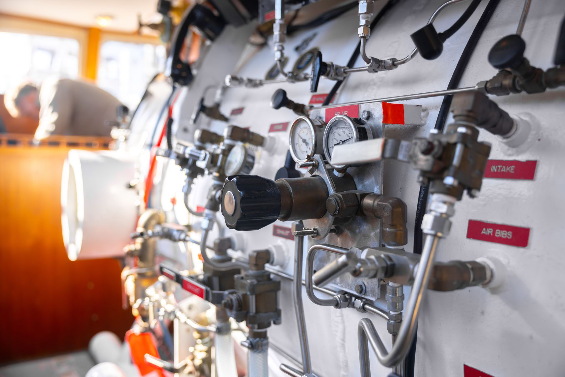 Un muro con un sacco di tubi e valvole.