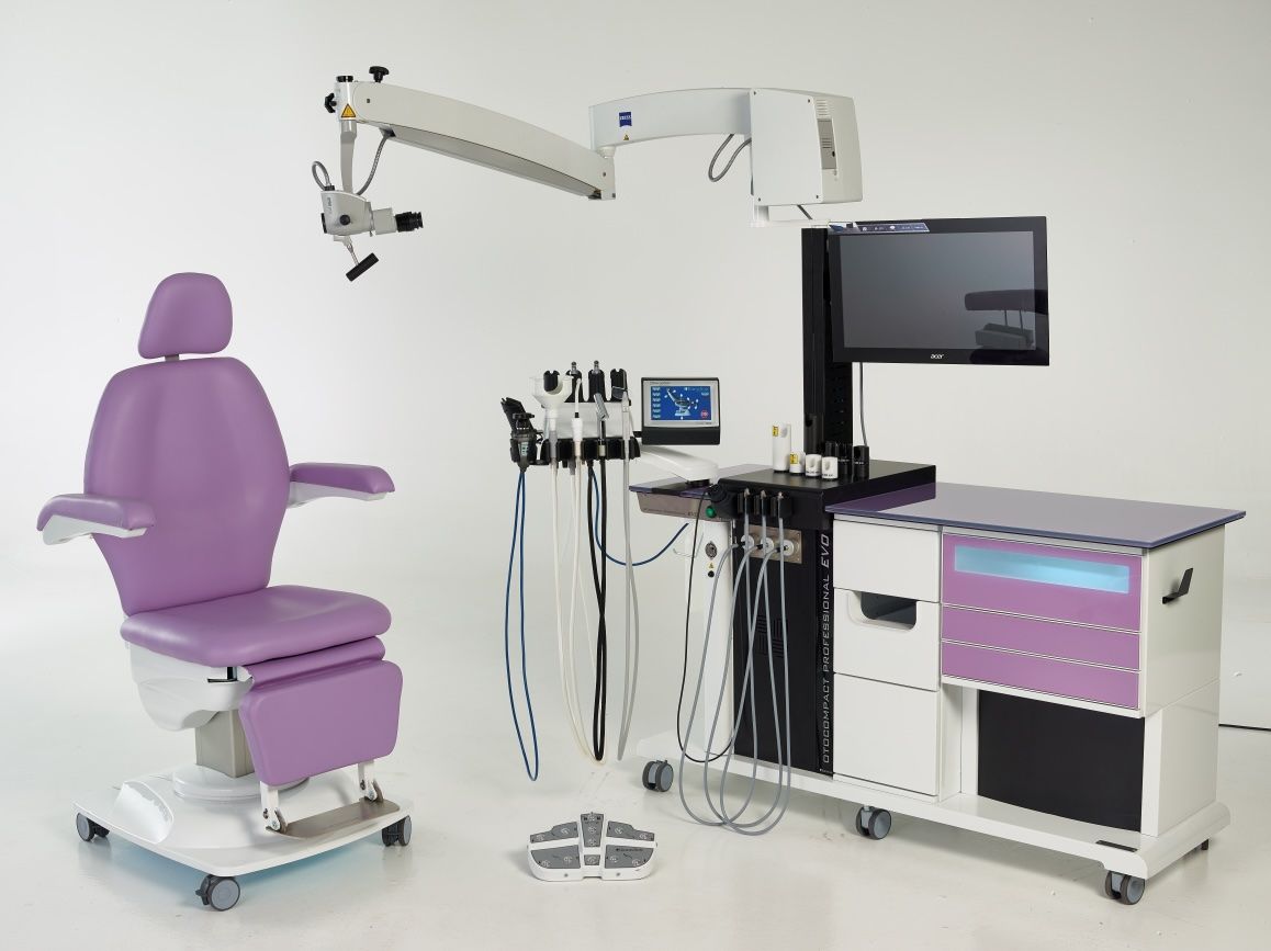 Un estintore rosso e giallo con una maniglia gialla