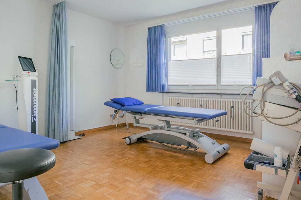 Physio-Parkallee GmbH - Therapieraum der Praxis mit blauer Physiotherapieliege