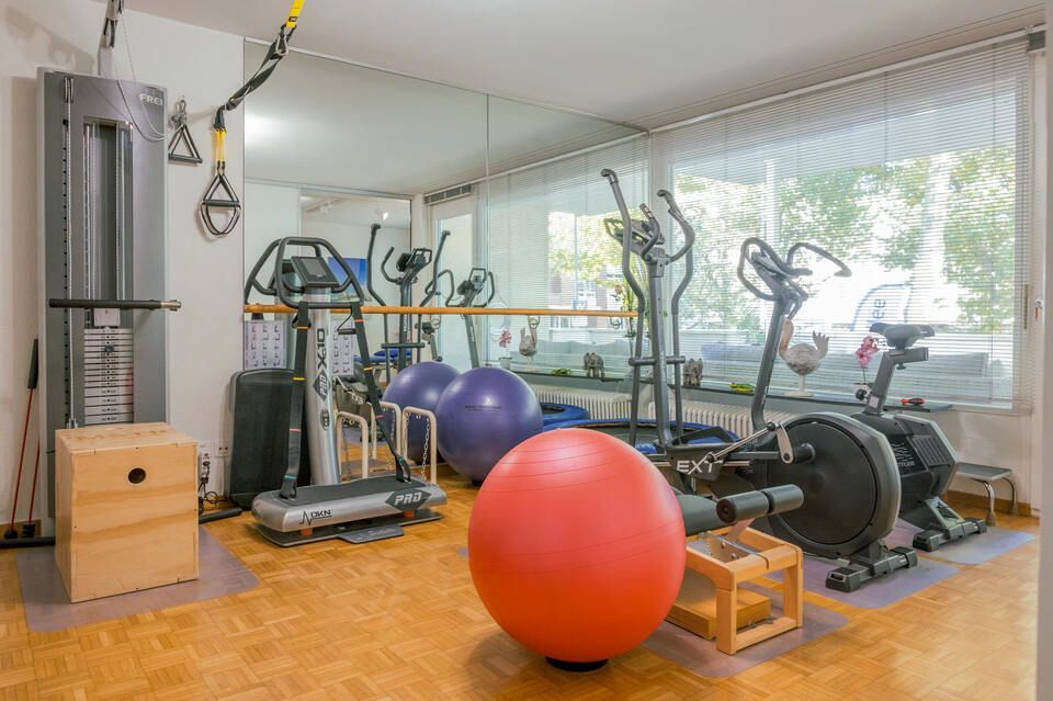 Physio-Parkallee GmbH - Therapieraum mit Medizinball und Sportgeräten